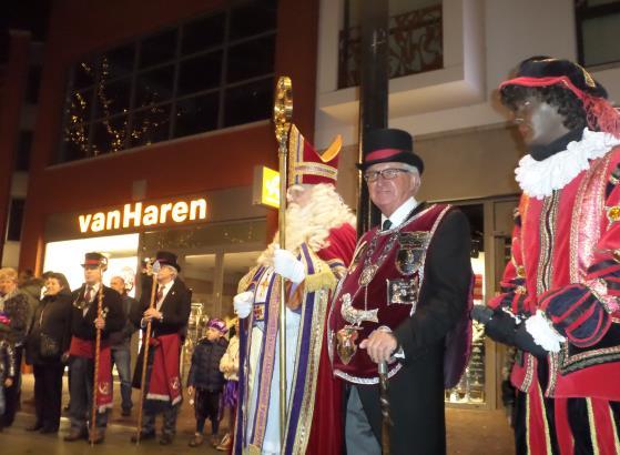 Marco overhandigd zijn schild Eef Luyben op zijn troon Jan Verspaget geïnstalleerd Sinterklaas en de Koning Eindejaarsborrel Op zondag 29 december heeft