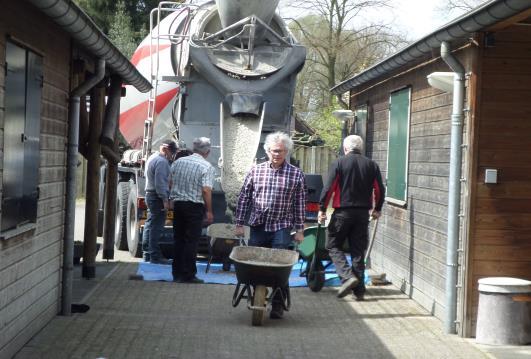 Start bouw schutsboom April 2015 startte de oprichting van de schutsboom. Het voorwerk voor de realisering van dit enorme project is door de broeders zelf ter hand genomen.