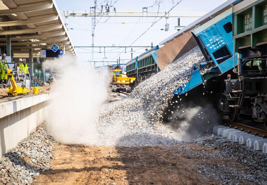 De spaghetti-rails zijn omgebouwd naar strakke rechte sporen, zodat de treinen elkaar niet meer hinderen bij het in- en uitrijden van station Zwolle.