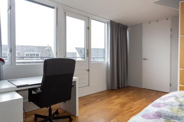 Deze slaapkamer heeft aan de achterzijde een grote