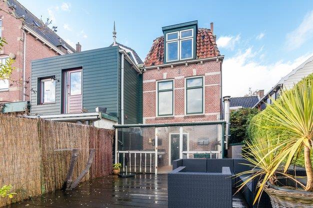 Wonen aan de Zaan!!! Voor velen een droom maar deze ligt nu binnen handbereik middels deze karakteristieke Zaanse woning welke wij in verkoop hebben gekregen.