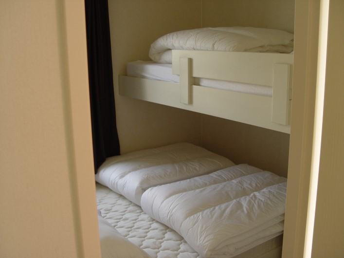 Er zijn twee slaapkamers aanwezig; 1 slaapkamer met een tweepersoonsbed