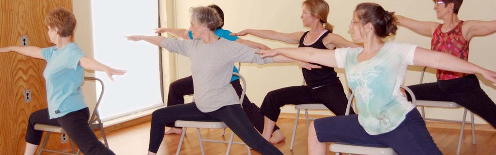 Yoga op de stoel 65+ Yoga op de stoel maakt de spieren sterk, de gewrichten soepel en brengt de geest tot rust.