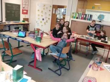 Over de schoolkrant gesproken? We zitten elke maandag achter de tablets van onze bloeiende school. Hier zijn er de volgende stappen: We komen aan in de klas.