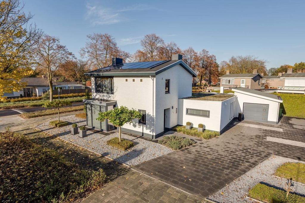 Kenmerken & specificaties Woonoppervlakte: Perceeloppervlakte: Inhoud: Bouwjaar: 168 m² 675 m² 638 m³ 1966 complete renovatie 2010 nieuw dak en