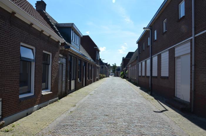 In het centrum van Ferwert bevindt zich deze sfeervolle geschakelde woning met karakteristieke elementen en leuke privacyvolle tuin.