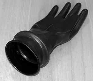 4) Neem de nieuwe handschoen en plaats de zwarte binnenring ongeveer 5 cm in de rubber handschoen.