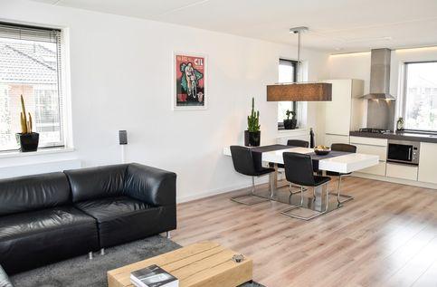 Ruime opstelmogelijkheden voor grote eettafel aanwezig. Woonkamer en keuken gezamenlijk (ca.) 32 m2 groot (8 meter lang).