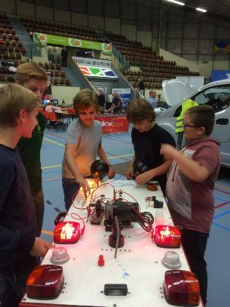 We werden met een touringcar opgehaald, die ons naar sportcentrum De Walvis heeft gebracht.