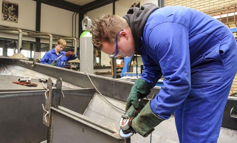 comenius college / COMENIUS VAKCOLLEGE TECHNIEK < 013 Bewegingsonderwijs Tijdens de lessen bewegingsonderwijs wordt sportkleding gedragen (een korte sportbroek, een shirt en sportschoenen met witte