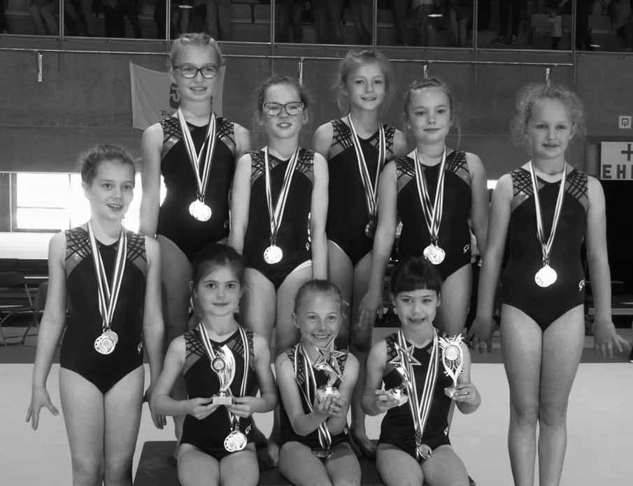 Vele wedstrijden Op een zomerse lentedag trokken we met de jongste meisjes van Toestelturnen competitie naar Vlamertinge. Voor de gymnasten van het 2de leerjaar was het hun eerste wedstrijd.