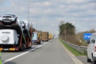 Behalve op rotondes wordt een DGB-verharding in Nederland alleen toegepast op autosnelwegen (met altijd een deklaag van één-laags of twee-laags ZOAB), in België (zonder ZOABdeklaag, Figuur 3) soms