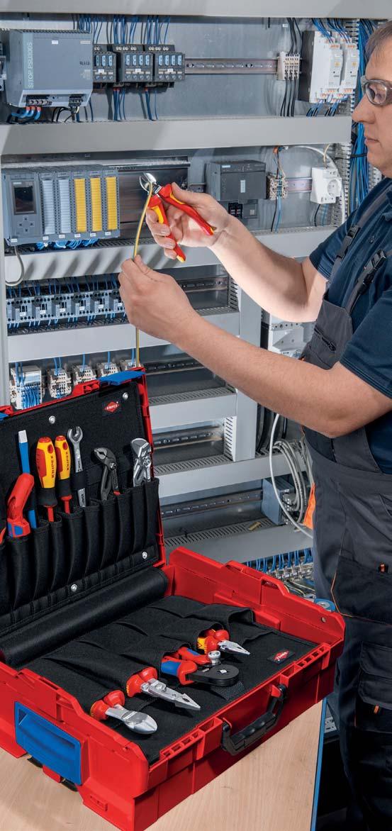 Tangen voor de elektriciteitssector KNIPEX biedt professionals binnen de elektra branche een uitgebreid assortiment aan onontbeerlijke standaard- en speciale tangen voor installatie, inkorten,