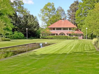 Voorbij een bushalte steken we de drukke provinciale weg over. 4.