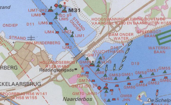 BETONNING Bij veel grote rivieren en kanalen ligt er een betonning om het vaarwater te markeren volgens het