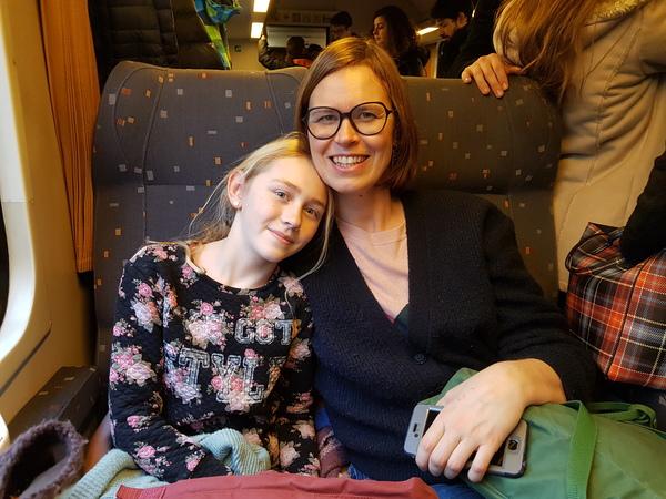 Treinen overvol Maja (11) en haar moeder Carla gaan voor de tweede keer naar de klimaatmars. 'Het is drukker in de trein dan de vorige keer', zegt Carla.