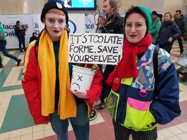 Vita Godts (23) en Lora Van Den Eynden (26) vinden dat politici niet genoeg doen voor het klimaat. Ze hebben een plant meegebracht naar de betoging.