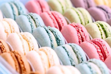 VERSNAPERINGEN EN DRANKEN Petit four 2,50 Petit four met logo op aanvraag Gesorteerd gebak 3,25 Belegd broodje 3,75 (ham, oude kaas, rosbief en kipfilet) Luxe belegd broodje 4,75 (zalm, brie, caprese