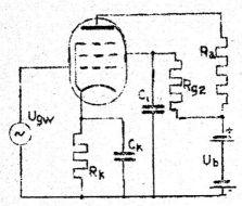92. Welke invloed zou het op de werking van de versterkerschakeling van fig. 4,4 hebben als de condensator C 1 wordt weggelaten? 93. De penthode volgens fig.