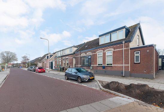 Uniek aan deze woning is dat de tuin direct aan de Gouwe is gelegen waardoor u prachtig vrij uitzicht heeft over het water.