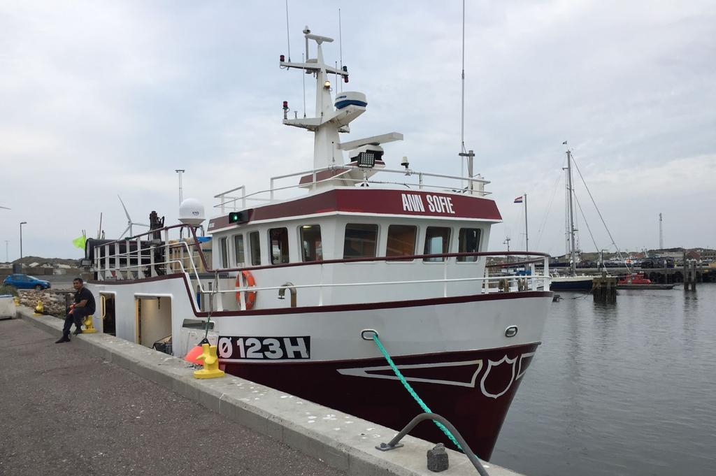 3 Schip De testreizen werden uitgevoerd op de Noorse longliner -123 H Ann Sofie (Figuur 2). De specificaties van het schip zijn weergegeven in tabel 1. Tabel 1 specificaties van de -123 H Ann Sofie.