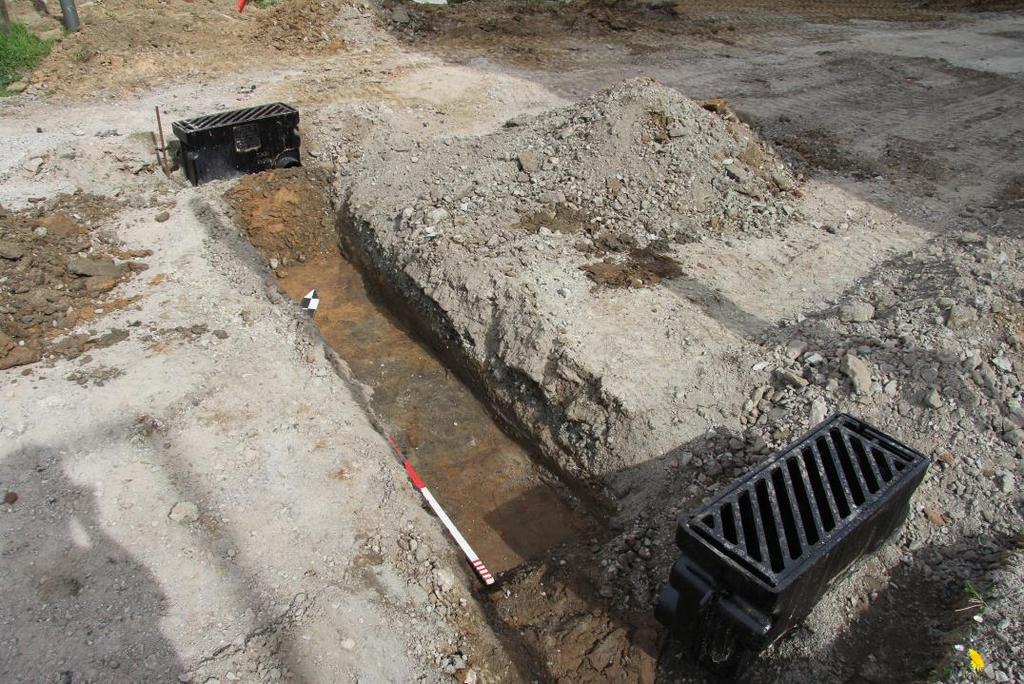 Het uitgraven van de sleuf voor de verbinding tussen beide kolken werd archeologisch begeleid op 3 april 2014.