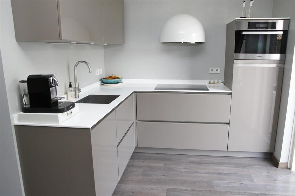 Keuken: De open keuken is voorzien van een modern strak keukenblok in