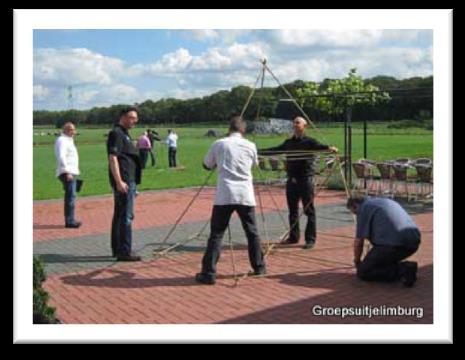 Fun Curling 5,00 p.p. 65,00 p groep Curling lijkt misschien een saaie sport, niks is echter minder waar.