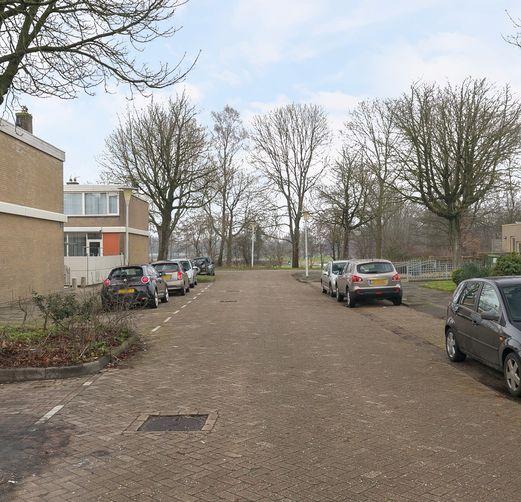 OMSCHRIJVING Verrassend ruime eindwoning, gelegen in een rustige woonwijk aan de oostkant van Leeuwarden, op een perceel van 104m2 (eigen grond). Bouwjaar 1961.