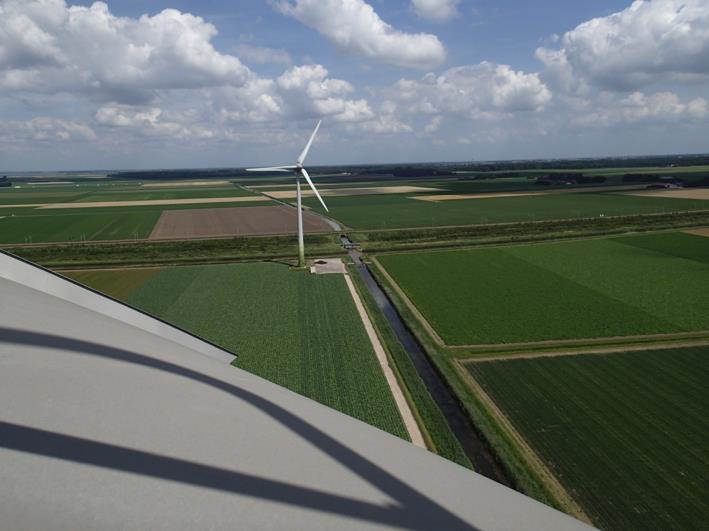 Figuur 5.2 Uitzicht vanaf de nacelle van Hondtocht nummer 2. Beide turbines liggen in intensief gebruikt agrarisch gebied (akkers). Beide windturbines staan in een uitgestrekt open gebied.