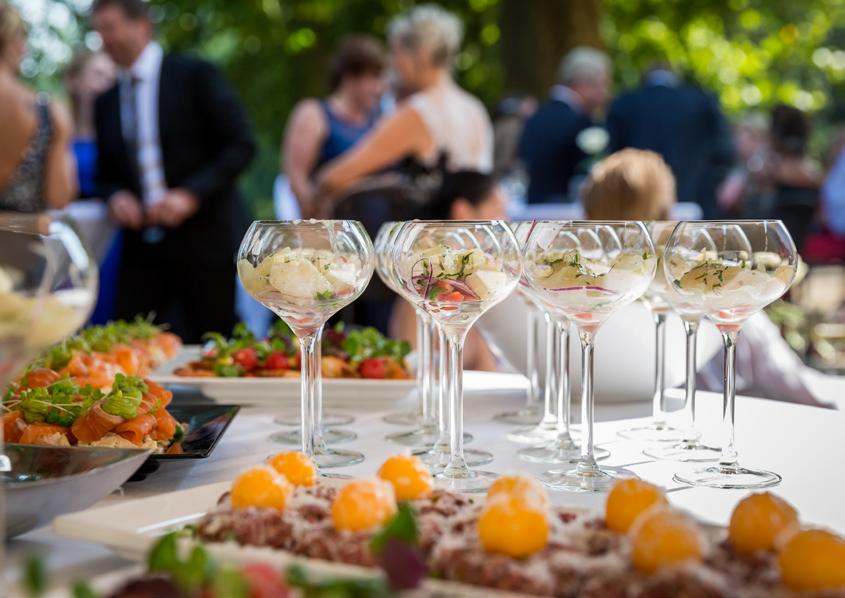 Culinaire arrangementen MEET & LUNCH (4U) MEET & DINE (4U) Inclusief: Onbeperkt koffie en thee Mineraalwater Handfruit Break met lekkernij Lunch Inclusief: Onbeperkt koffie en thee Mineraalwater