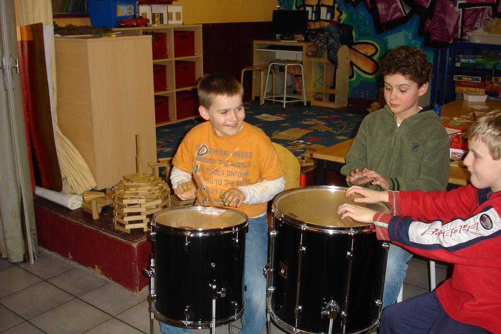 Drumnastics Drummen en gymmen tegelijk In deze workshop ligt de aandacht op het bewegen en bespelen van trommels.