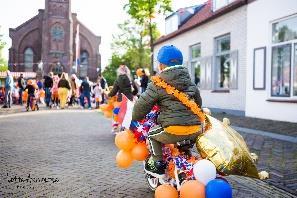 Een heleboel mooie versierde fietsen, buggy s, loopfiets, skelters etc. komen naar het Kerkplein en gaan achter muziekvereniging Onda aan door het dorp.