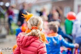 Terwijl de kinderen spelletjes spelen worden er heerlijke wafels verkocht voor het goede doel. Binnen in de kerk wordt er een bakje koffie en thee gedronken. Om 11.