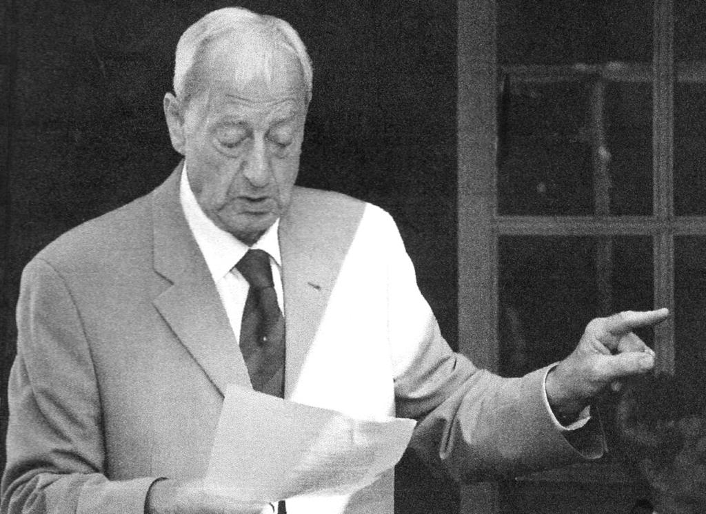 Dennis Vallenduuk (1974) studeerde orgel aan het conservatorium van Enschede bij Gijs van Schoonhoven. Hij studeerde tevens kerkmuziek en koordirectie, en volgde improvisatielessen bij Hayo Boerema.