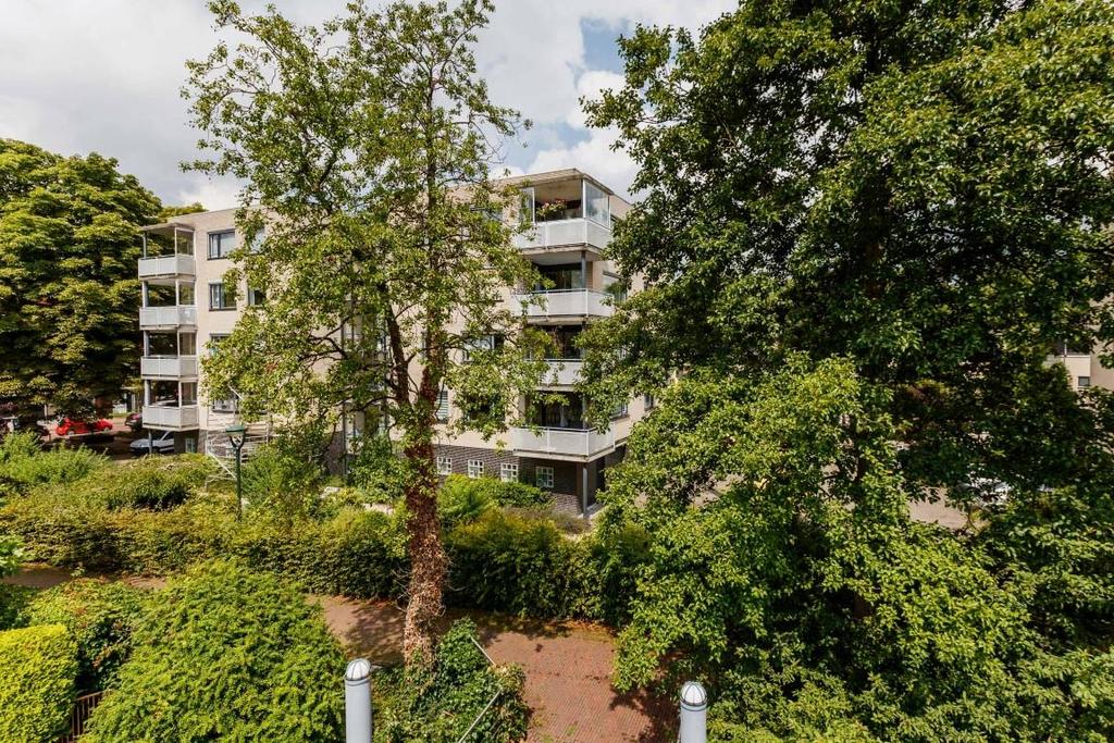 Het appartement is prachtig gesitueerd met een grote siertuin om het complex en direct grenzend aan het omloopkanaal door het centrum.