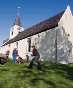 Tinallinge C2 Uitwierde Deze kerk werd gebouwd in de 13 e eeuw op de wierde Ingaldingen. Het is een rechtgesloten zaalkerk die diverse malen werd verbouwd.