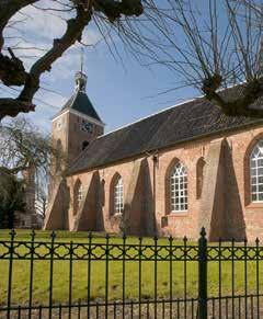 behoud verschuldigd is geweest. Een andere, van de afgebroken middeleeuwse kerk afkomstige steen memoreert Uneko Ripperda, 1566.