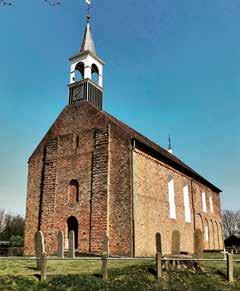 In de kerk zijn een preekstoel en doophek uit 1714 te bewonderen, gesierd met snijwerk van Jan de Rijk.