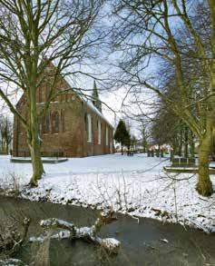 Op de linkerbank op het koor staat het wapen van de bewoners van de edele heerd Zijlbrugge. Het orgel werd in 1893 gebouwd door P. van Oeckelen.