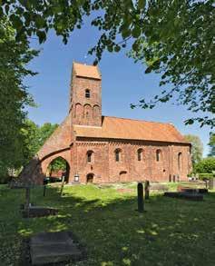 De gevels bevatten waterlijsten van natuursteen. Het dak is overwegend gedekt met zwartgeglazuurde Hollandse pannen. De stenen gewelven werden in 1783 vervangen door het huidige houten tongewelf.