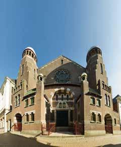 De kerk bezit gaaf bewaard meubilair, voor een deel uit de 17 e eeuw, met een preekstoel en doophek uit 1794. Het orgel is in 1704 door Arp Schnitger gebouwd.