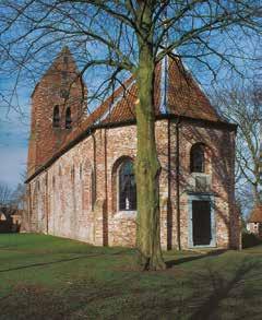 Het door tien grote rondboogvensters lichte interieur is in 2005 vrijwel geheel vernieuwd, alleen het tongewelf en de onderliggende kroonlijst zijn nog authentiek.