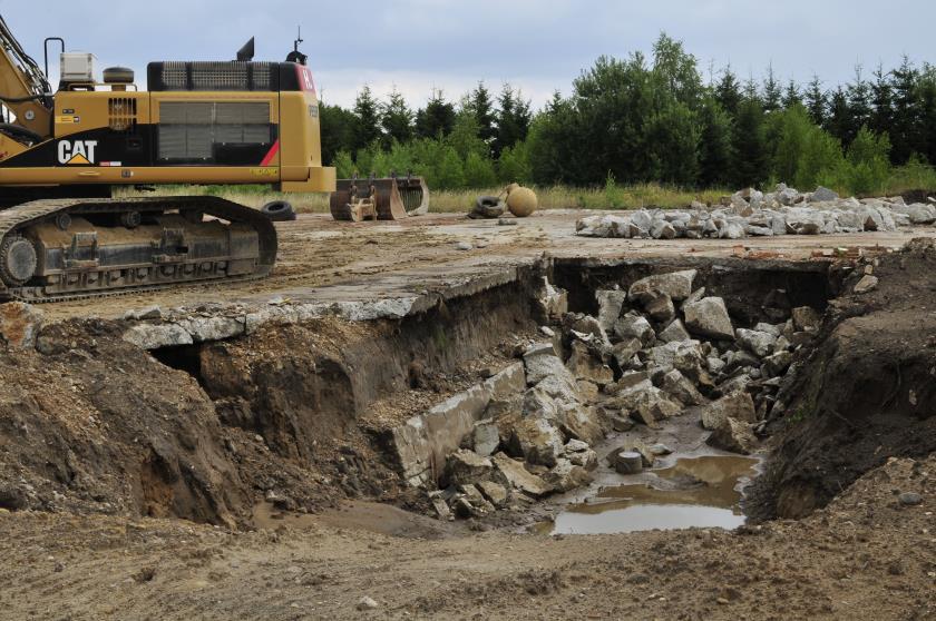 Onderzoeksresultaten 3.1 Bodemopbouw en gaafheid van het terrein Over de volledige werkput werd een puinlaag aangetroffen die bestond uit een gele zandige laag met steenpuin erin (Afb. 11).