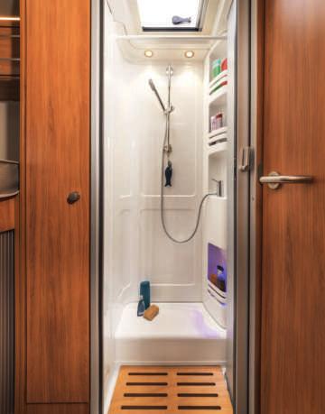 De ruime badkamer in de T 704 SL heeft een overzichtelijke indeling: met een afzonderlijke douche,
