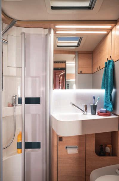 De comfortabele badkamer in de B-MC 580 is een pronkstuk dankzij de grote, afscheidbare douche, een comfortabel en onderhoudsvriendelijk banktoilet en veel staplaats vóór de