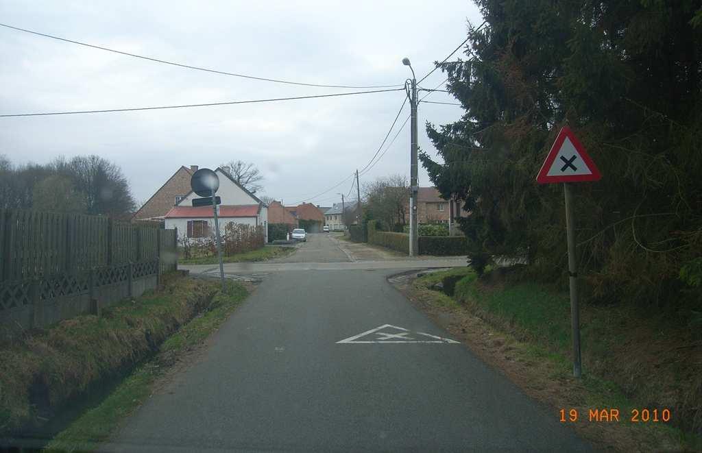 Links afslaan op een rustig kruispunt Fietstaak 8 Oude Heibaan - Heibaan Mindert snelheid bij het naderen van het kruispunt. (B17 = voorrang van rechts).