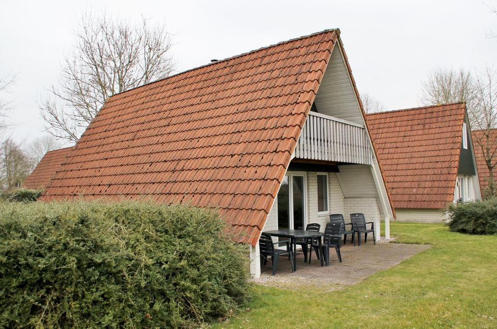 Boslaan 1 88 7783 DD Gramsbergen Inleiding Gelegen op bungalowpark 't Hooge Holt in een fraaie bosrijke omgeving met veel fiets en wandel routes, vindt u deze goed onderhouden vrijstaande