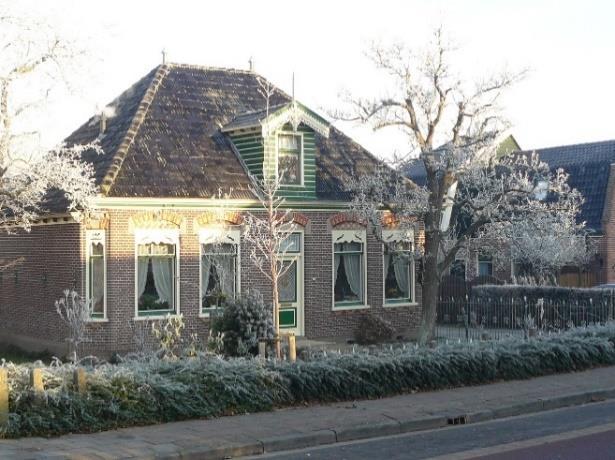 De boerderij aan de Dorpsstraat in 1926. Op de palen staat ook dan al het jaartal 1916.