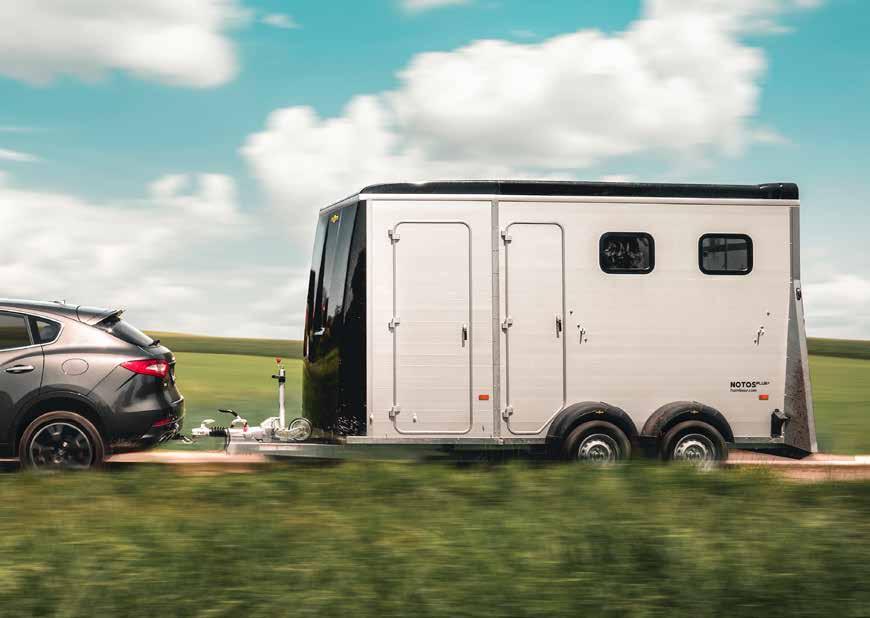 NOTOS PLUS GEWOON FANTASTISCH DE NOTOS PLUS Businessclass voor uw paardentransport deze grote trailers laten niets te wensen over: 2 paarden gaan met de Notos plus comfortabel op reis.